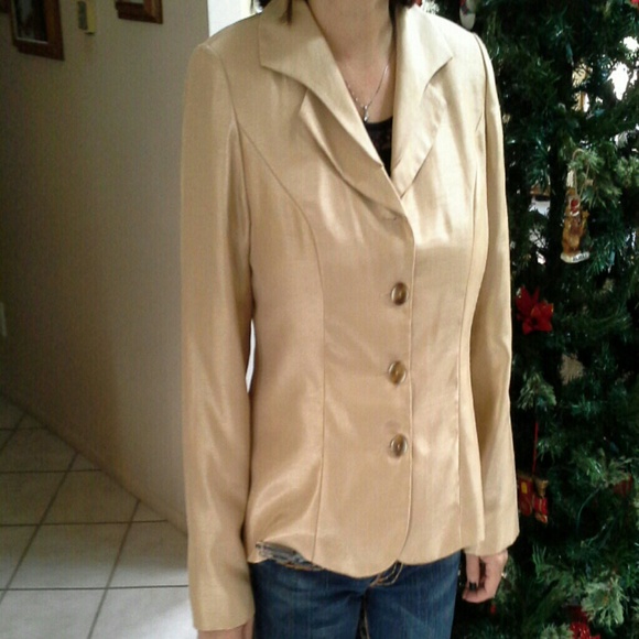 Beatiful feel and look.  Beige fitted jkt 24"