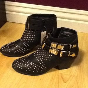 Booties in black and gold with studs