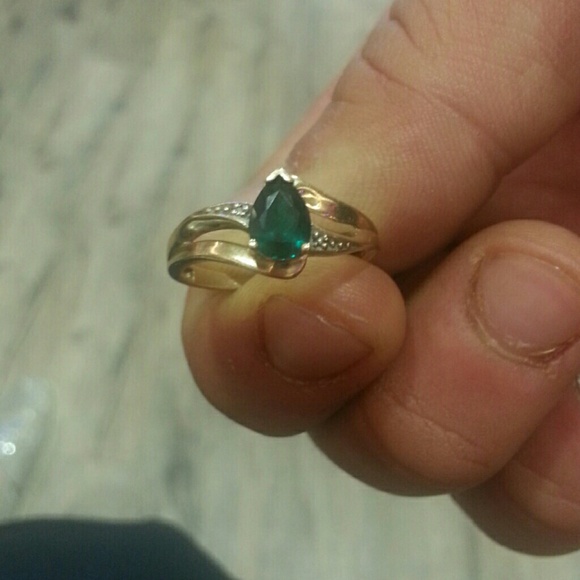 Gold ring - Picture 1 of 1