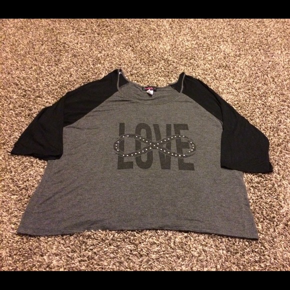 Black and gray 3/4 sleeve tee