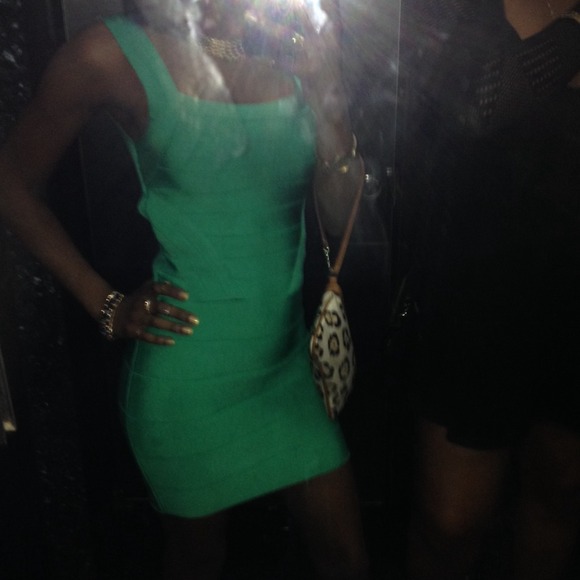 Bebe xxs green cut out in the back dress - Picture 3 of 3