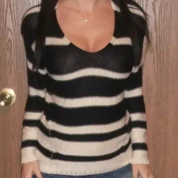 Fitted and stretchable casual sweater