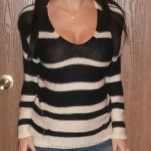 Fitted and stretchable casual sweater