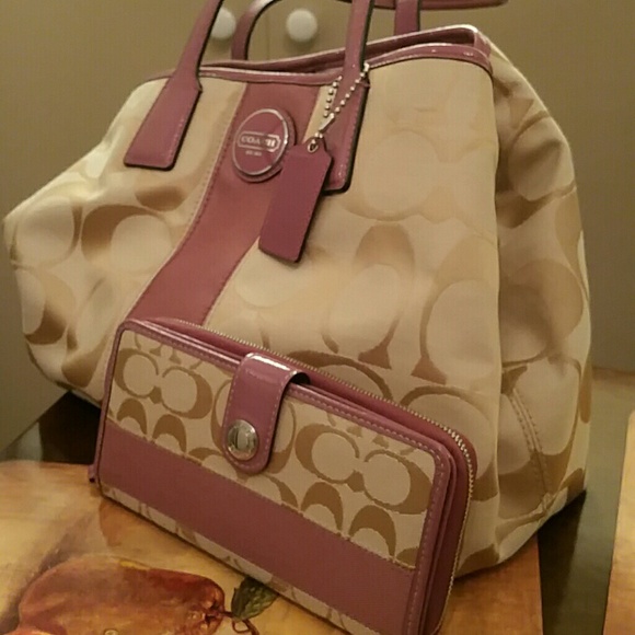 Original Coach pink purse w/matching wallet bundle - Picture 4 of 4