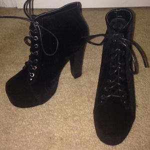 Black Platform Laced Boot Pumps