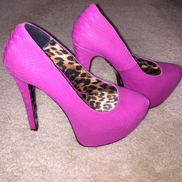 **SOLD ON EBAY**Betsy Johnson Fuschia Pink