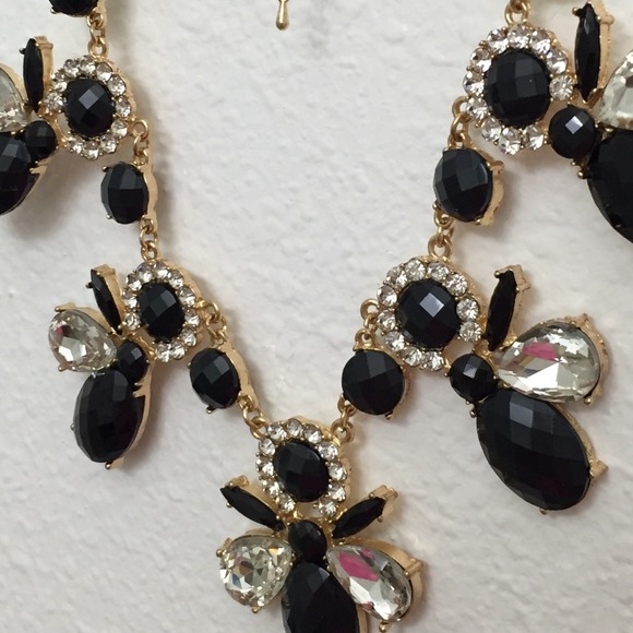 Cute rhinestone black and gold flower necklace - Picture 3 of 3