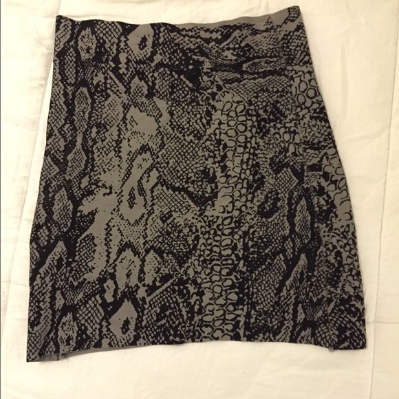 BCBG MAX AZRIA JACQUARD SKIRT! SNAKE SKIN PATTERN