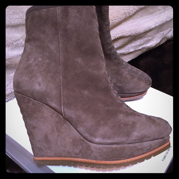 Nice taupe wedges by isola