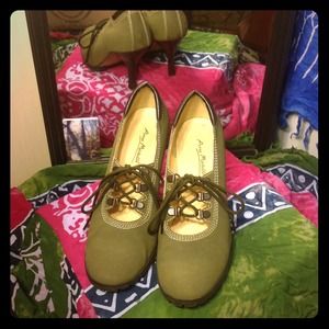 Anne Michelle green Louie inspired pumps