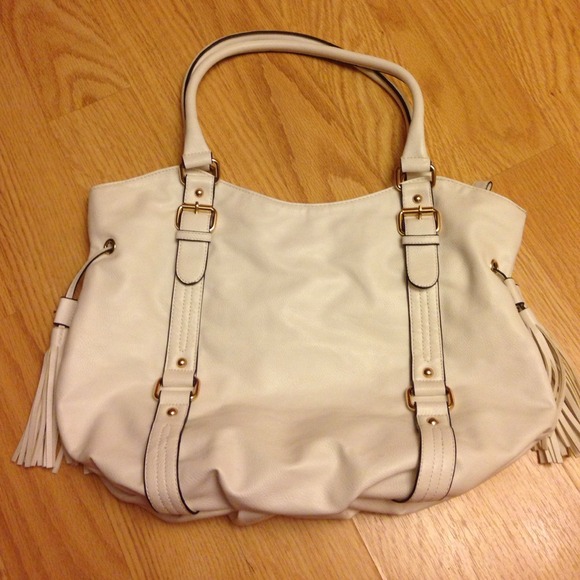 White aldo bag 50% off if bundled