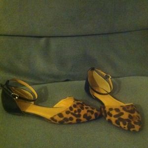 Pointy toed leopard print ankle stap flats