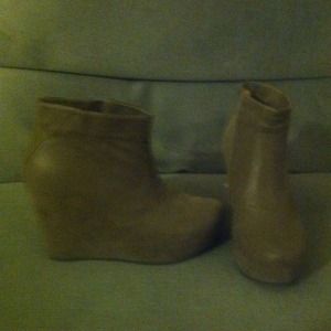 Beige wedge bootie
