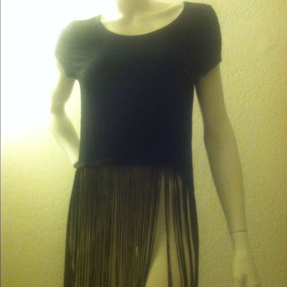 Blk knit short sleeved top with bottom fringe - Picture 1 of 3