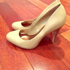 nude pumps
