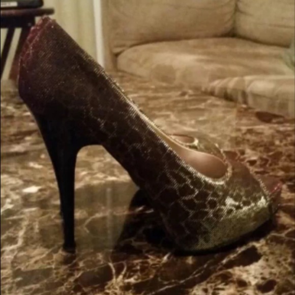SOLD 🅿️🅿️ Peep toe heels - Picture 1 of 2