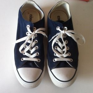 Navy Converse. Women's 9