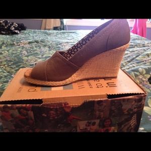 Toms wedge ash canvas size 7 new