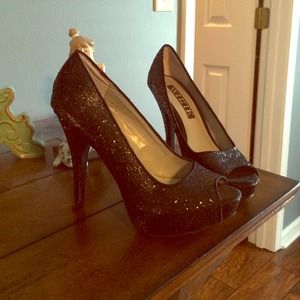Vera Wang glitter heels 👠