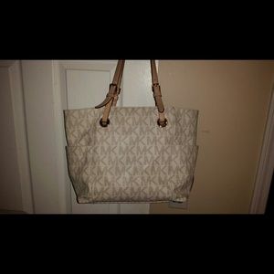 🚫Holding for @ashdraines28🚫 Authentic MK handbag