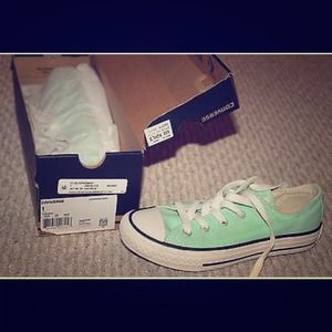 Never worn mint converse