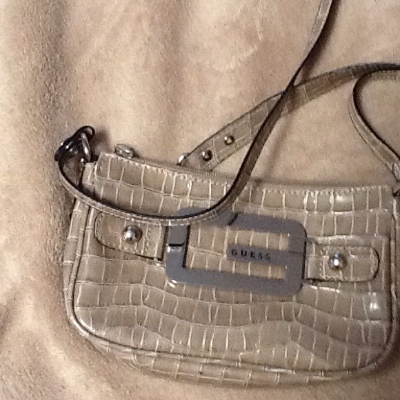 Guess purse - Picture 2 of 3
