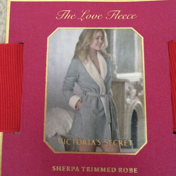 Sold in bundle VS navy Sherpas trimmed robe - Picture 2 of 4