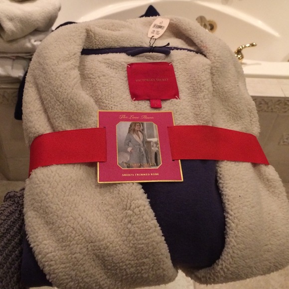 Sold in bundle VS navy Sherpas trimmed robe - Picture 4 of 4