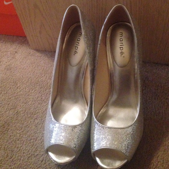 Silver heels - Picture 2 of 3