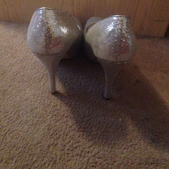 Silver heels - Picture 3 of 3