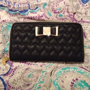 Betsey Johnson✨  "Be My Honey Buns" ziparound