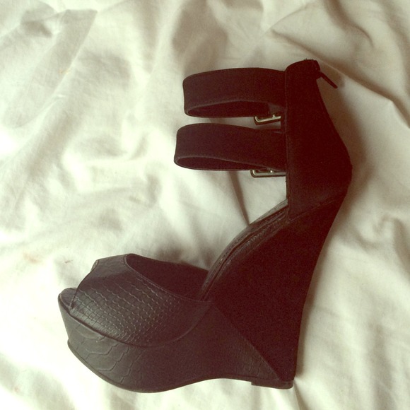 Black Lilliana heals size 5 1/2