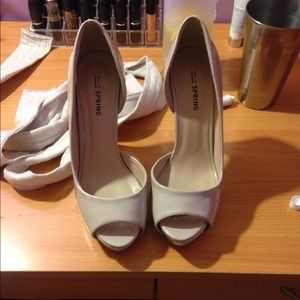 Nude Patent leather peep toe pumps