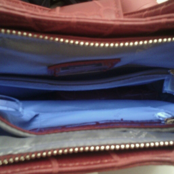 Red purse that lights up when you open it - Picture 2 of 2