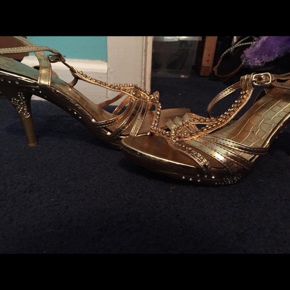 Gold sparkly shoes! - Picture 1 of 1