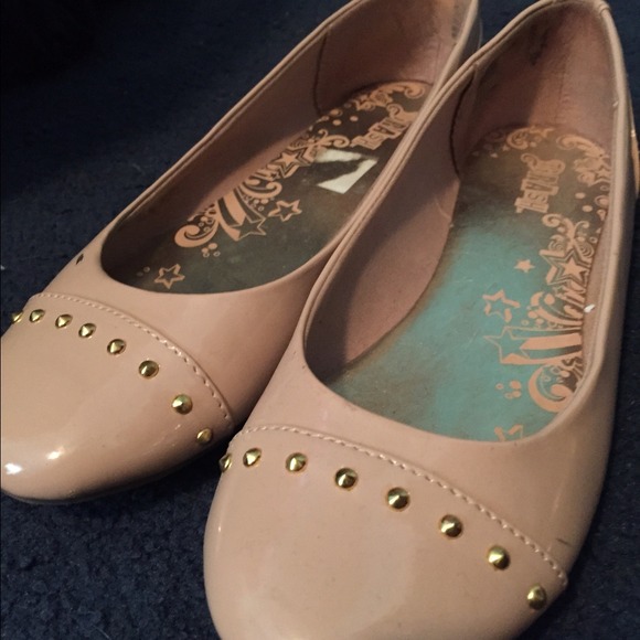 Nude flats - Picture 1 of 2