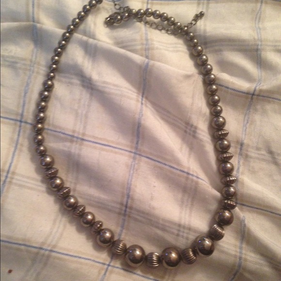 Metallic pearl necklace