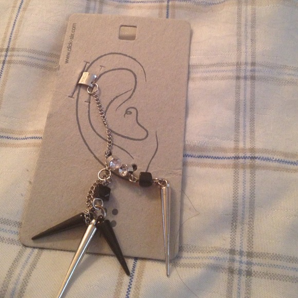 Spiky earrings with cuff