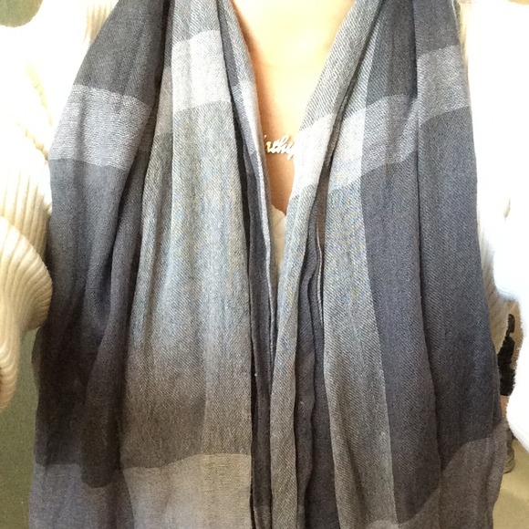Checkered Grey Scarf - Picture 1 of 3