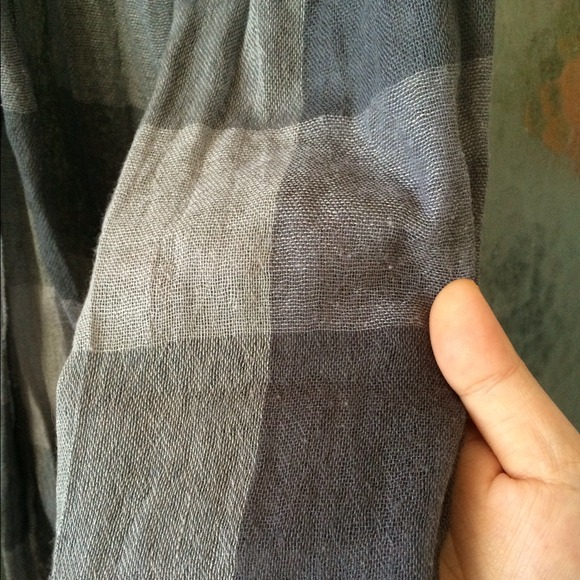 Checkered Grey Scarf - Picture 2 of 3