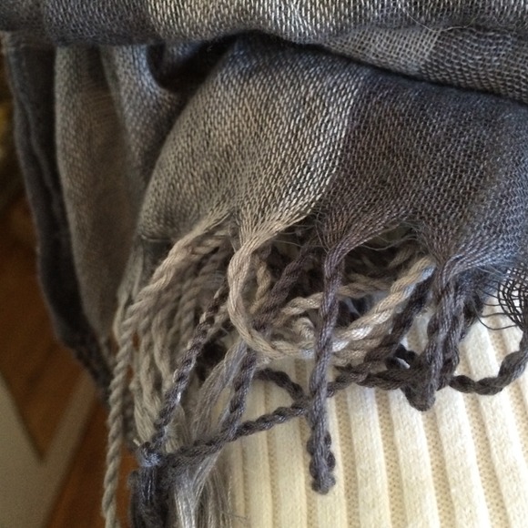 Checkered Grey Scarf - Picture 3 of 3