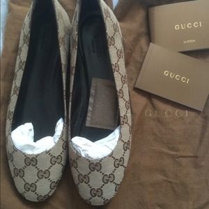 Gucci flats monogram never worn