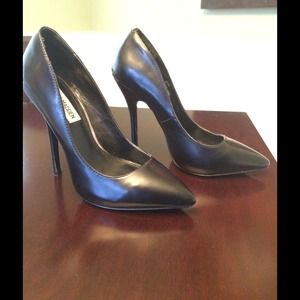 Steve Madden Black Leather Pointy Pumps