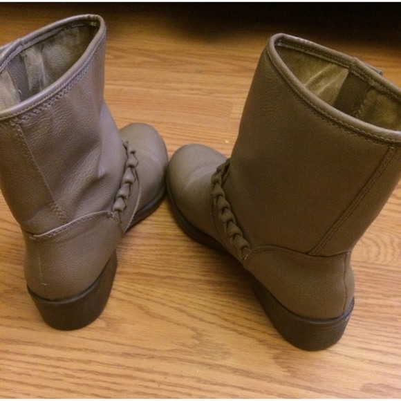 Tan short boots! - Picture 3 of 3