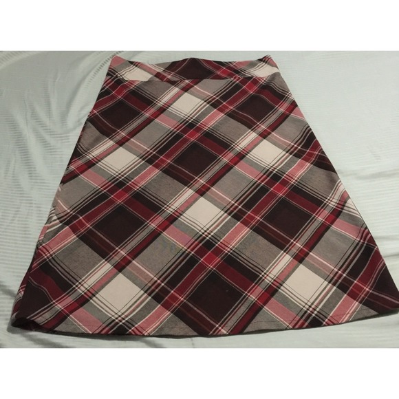 Zippered A-lined skirt good for work or school.