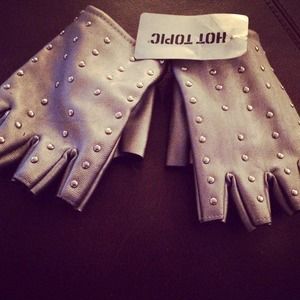 NWT SILVER STUDDED HOT TOPIC FINGERLESS GLOVES