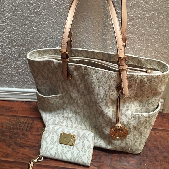 Michael Kors Handbags - Mk purse and wallet set