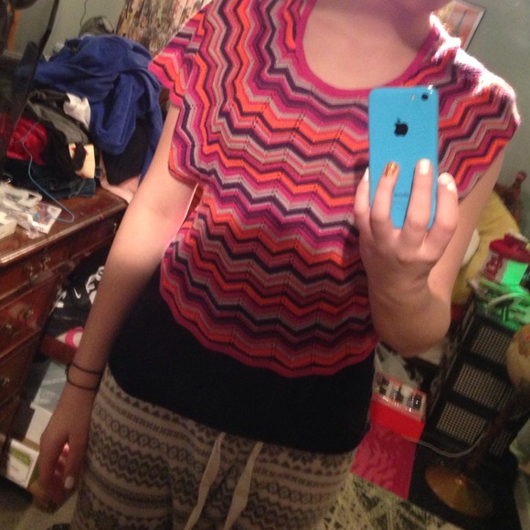 Zigzag crochet like top - Picture 1 of 3