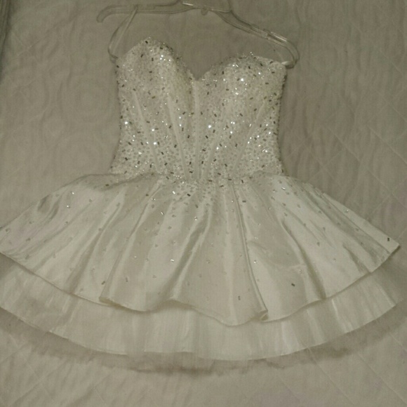 Fiesta Dresses & Skirts - White strapless Prom/formal dress