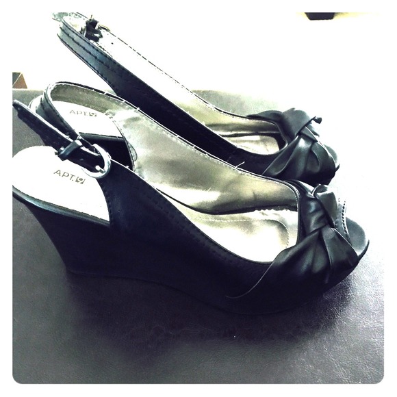 Black wedges